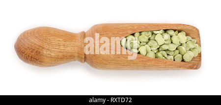 Pois cassés verts dans un scoop en bois isolé sur fond blanc. Vue d'en haut. Banque D'Images