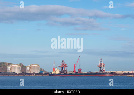 Gijón, Asturias, Espagne - 07 mars 2019 cargaison de charbon, navire amarré dans le port avec grues de chargement de levage, les navires et le grain Banque D'Images