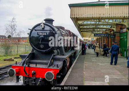 LMS classe Stanier 8F 2-8-0 en attente de départ à Loughborough gare sur la route de Leicester sur la Great Central Railway Banque D'Images