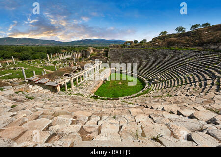 Théâtre romain d'Aphrodisias dédiée à Aphrodite et à la population de la ville par Jules Zoilos dans la 2e moitié du 1er siècle avant J.-C.. Plus de 8000 sièges pe Banque D'Images