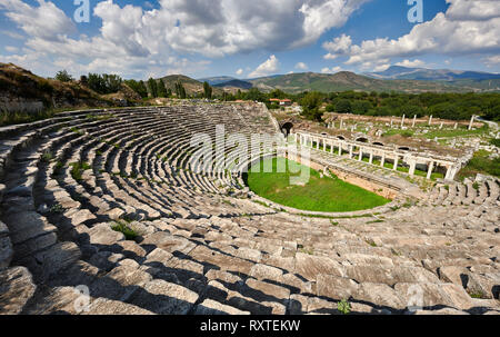 Théâtre romain d'Aphrodisias dédiée à Aphrodite et à la population de la ville par Jules Zoilos dans la 2e moitié du 1er siècle avant J.-C.. Plus de 8000 sièges pe Banque D'Images