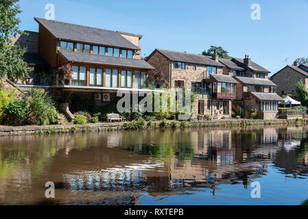 Maisons modernes par le canal à Wheelton dans le Lancashire Banque D'Images