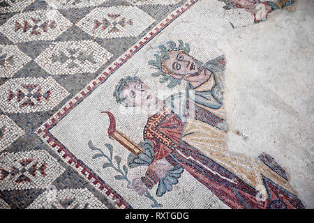 Chiffres l'un tenant un nadle éclairé entre le vestibule de l'Adventus, salle n° 11 - mosaïques romaines de la Villa Romana del Casale qui containis l Banque D'Images