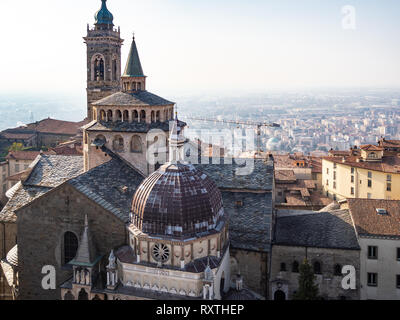 Voyage d'Italie - au-dessus de la Basilique de Santa Maria Maggiore et Cappella Colleoni sur la Piazza Duomo à partir de la Campanone (Torre civica) clocher de Cit Banque D'Images