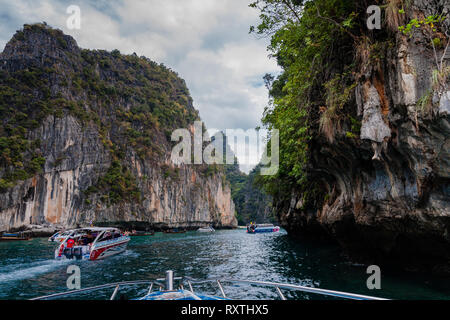 Bateaux de croisière touristique se déplace dans le passage entre les îles de Phi Phi, Thaïlande Banque D'Images