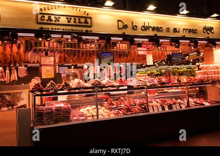 Charcuterie charcuterie ou marché à Barcelone Banque D'Images