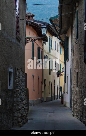 Paysage urbain, une vieille ruelle de Iseo sur la rive du lac d'Iseo en Italie Banque D'Images