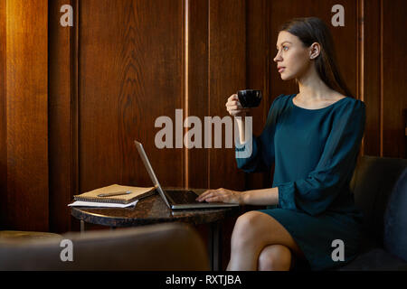 Femme qui reste Banque D'Images