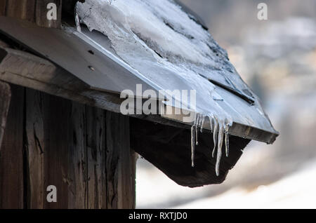 Les stalactites de glace accrochées au plafond, beaux détails d'hiver, le temps froid Banque D'Images