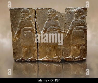 Bas-relief assyrien sculpté de panneaux porteurs de mace ( Hadatu Aslantas ) autour de 800 B.C. Istanbul musée Archéologique Inv n° 14-10 Banque D'Images