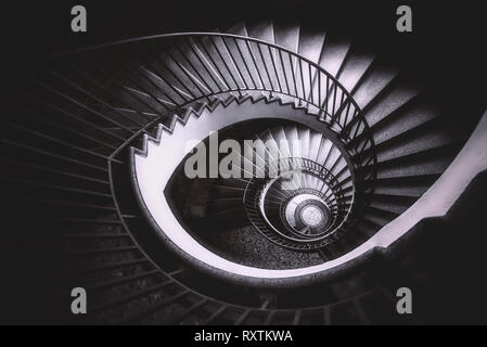 Un résumé détail d'un escalier en spirale, dans un bâtiment ancien, monochrome, noir et blanc Banque D'Images