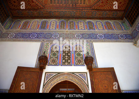 Arabesque berbère portes de la petite cour, Palais de la Bahia, Marrakech, Maroc Banque D'Images