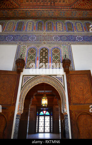 Arabesque berbère portes de la petite cour, Palais de la Bahia, Marrakech, Maroc Banque D'Images