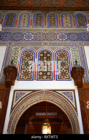 Arabesque berbère portes de la petite cour, Palais de la Bahia, Marrakech, Maroc Banque D'Images