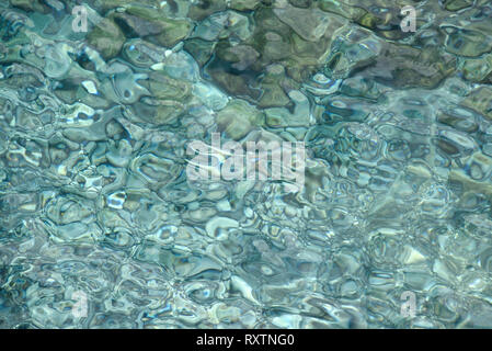 La surface de la mer couleur turquoise avec des pierres sur le fond de la mer, abstract wallpaper with copy space Banque D'Images