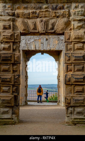 BOLSOVER, UK - 7ème Octobre 2018 : Une mère et son fils à la recherche de la vue depuis le château de Bolsover Banque D'Images