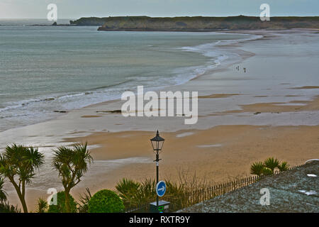 Les promeneurs de chiens appréciant la quasi déserte South Beach à Tenby, en hiver. Vue sur plage à partir de la falaise.Tenby, S.Wales UK Banque D'Images