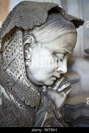 Photo et image de la sculpture en pierre d'un mouring femmes dans le style réaliste Bourgeois. Badaracco tombeau sculpté par G Moreno 1878. La monumentale Banque D'Images