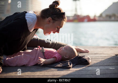 Mère et fille bébé enjoing en vacances Banque D'Images