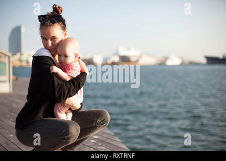 Mère et fille bébé enjoing en vacances Banque D'Images