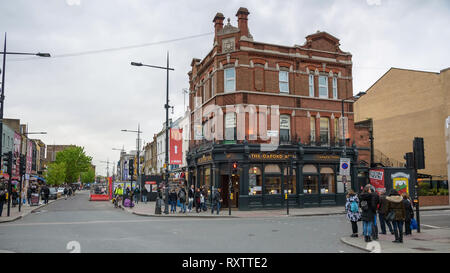 Camden Town, Londres, Royaume-Uni - 30 Avril 2018 : les gens à pied célèbre Camden High Street sur un jour nuageux Banque D'Images