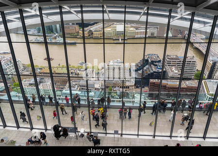 Londres, Royaume-Uni - 30 Avril 2018 : Les gens d'admirer la vue depuis la terrasse du jardin du ciel à 20 Fenchurch Street Banque D'Images