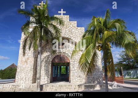 Capilla Santa Cruz d'extérieur de bâtiment de l'Église catholique sur le bord de mer près de San Miguel au centre-ville sur l'île de Cozumel, Mexique Banque D'Images