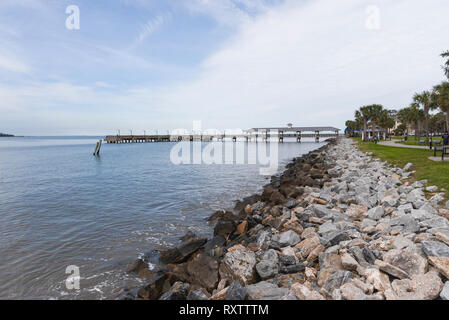 Le quai de pêche sur la jetée de St Simons Island, Georgia USA Banque D'Images