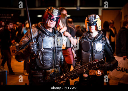 Les cosplayeurs déguisés en leurs personnages préférés superheros ou film dans le Welsh Comic Con qui s'est tenue à Cardiff Banque D'Images