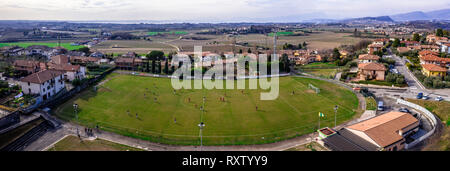 Vue de dessus de drone de terrain de soccer football- Deux équipes jouant un match et avoir un concours Banque D'Images