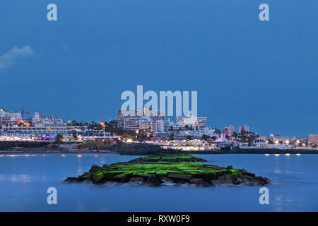 Belle scène de nuit plus de Costa Adeje avec lumières colorées reflète dans la mer à Tenerife, Iles Canaries, Espagne. Banque D'Images