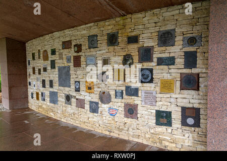 Les plaques de la cinquante états américains sous l'watefall dans le jardin américain au Mémorial de Caen (Mémorial de Caen), Normandie, France. Banque D'Images