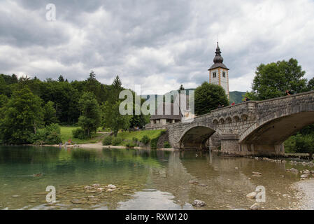 Ribcev Laz, Bohinj, Haute-carniole / Slovénie - Juillet 08, 2018 - voir à l'ancien pont en pierre et l'église Saint Jean Baptiste Banque D'Images