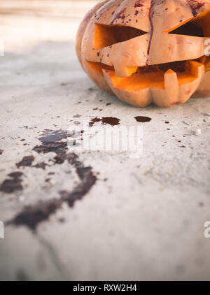 Jack o lantern Halloween avec des taches de sang rouge sur le sol Banque D'Images