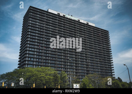 Detroit, Michigan USA - avril 7th, 2018 : un énorme mur mur de aparment bâtiments sur un boulevard. Banque D'Images