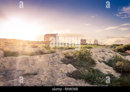 Chapelle Sainte Marie Madeleine radar de l'Aviation et unter la lumière de soleil couchant près de falaises de Dingli, Malte dans ton violet romantique Banque D'Images