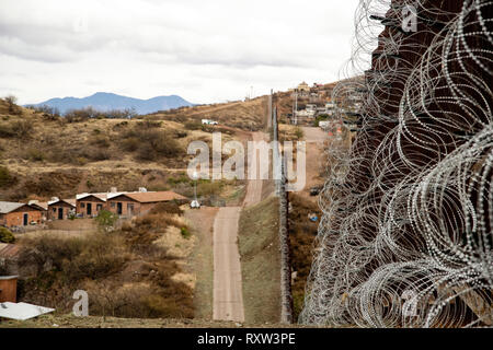 US-Mexique frontière internationale : les couches de concertina sont ajoutés à l'infrastructure existante le long de la barrière de frontière entre les États-Unis et le Mexique près de Nogales, AZ, le 4 février 2019. Voir plus d'informations ci-dessous. Banque D'Images