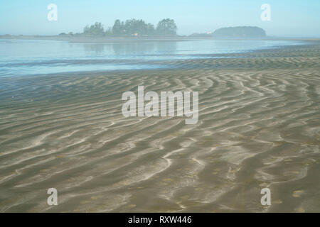 Chesterman Beach avec des motifs de sable à marée basse,Pacific Rim National Park, British Columbia,Canada. Banque D'Images