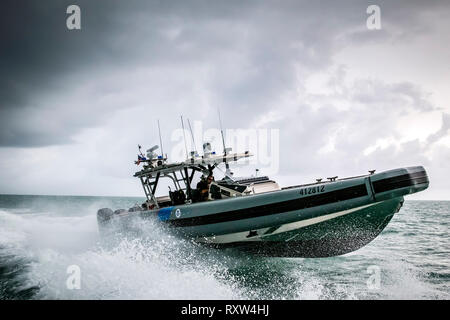 Les agents d'interdiction maritime avec le U.S. Customs and Border Protection des opérations aériennes et maritimes (AMO) à bord d'un navire intercepteur côtier (CIV) avec une vitesse maximale de 58 noeuds et une gamme de 402 miles. Voir la description pour plus d'informations. Banque D'Images