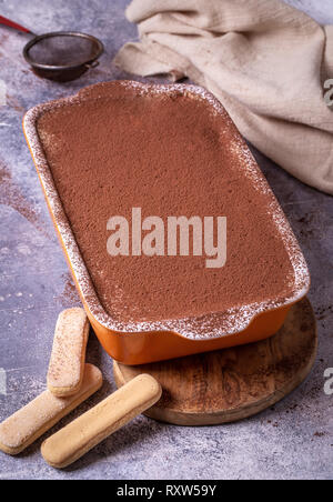 Dans le plat à gâteau tiramisu Banque D'Images