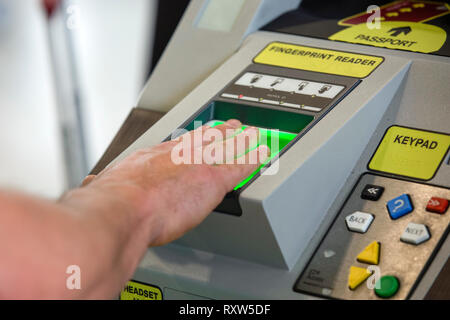 United States Customs and Border Protection (USCBP) scanner les empreintes digitales d'arrivées à l'Aéroport International de Miami à Miami, en Floride. Voir plus d'informations ci-dessous. ; Banque D'Images