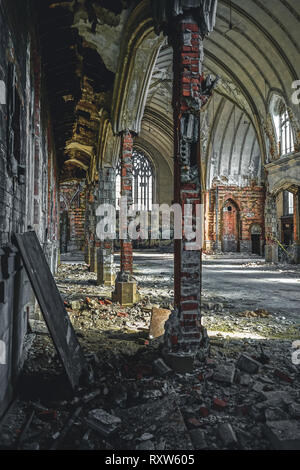 Detroit, Michigan, le 18 mai 2018 : vue de l'intérieur de l'Église endommagée et abandonnée, à Detroit. Banque D'Images