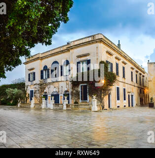 Mdina, Malte : townhouse à Bastion Square avec windows plante grimpante, artistique et de la lanterne la lumière. Architecture maltaise médiévale Banque D'Images