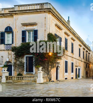 Mdina, Malte : townhouse à Bastion Square avec windows plante grimpante, artistique et de la lanterne la lumière. Architecture maltaise médiévale Banque D'Images