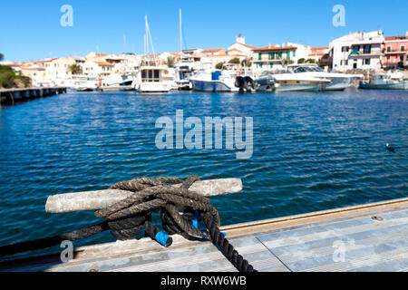 Close-up de la corde d'amarrage que le dock. Stintino, Sardaigne. Italie Banque D'Images