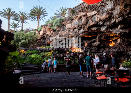 Restaurant conçu et construit à l'intérieur d'une grotte volcanique. Jameos del Agua, Lanzarote. Espagne Banque D'Images