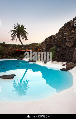 Piscine conçue et construite à l'intérieur d'une grotte volcanique. Jameos del Agua, Lanzarote. Espagne Banque D'Images