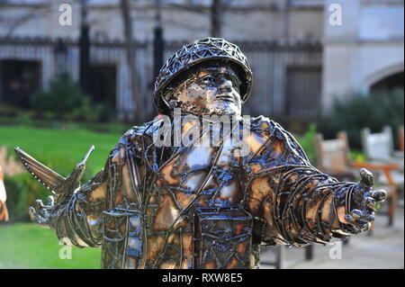 Le sacrifice des soldats de sculpture de l'artiste Alfie Bradley sur l'affichage dans l'enceinte de l'église St Nicholas Liverpool. Banque D'Images