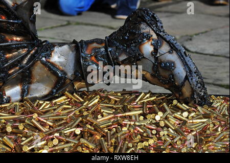 Le sacrifice des soldats de sculpture de l'artiste Alfie Bradley sur l'affichage dans l'enceinte de l'église St Nicholas Liverpool. Banque D'Images