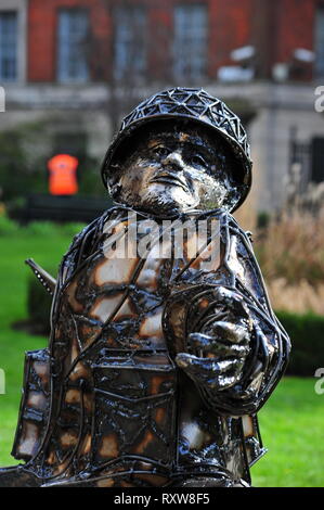 Le sacrifice des soldats de sculpture de l'artiste Alfie Bradley sur l'affichage dans l'enceinte de l'église St Nicholas Liverpool. Banque D'Images